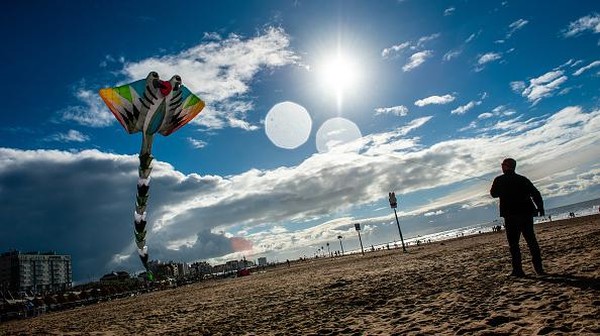Seorang pria terlihat menerbangkan layang-layang raksasanya di sepanjang resor pantai Den Haag, Belanda, Minggu (25/9/2022) waktu setempat.  