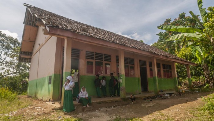 Miris, Kondisi Sekolah di Lebak Ini Reot dan Tak ada Kursi-Meja Siswa mengikuti kegiatan belajar mengajar di dalam kelas Sekolah Madrasah Ibtidaiyah Al-Fatwa Gelebug, Lebak, Banten, Senin (26/9/2022). Sebanyak 50 siswa mengikuti kegiatan belajar dengan kondisi dua ruang kelas rusak serta minimnya sarana dan prasarana seperti kursi, meja, dan buku berlangsung selama dua tahun hingga kini belum ada perhatian dari pemerintah setempat. ANTARA FOTO/Muhammad Bagus Khoirunas/hp.