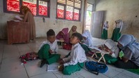 Sebanyak 50 siswa mengikuti kegiatan belajar dengan kondisi dua ruang kelas rusak serta minimnya sarana dan prasarana seperti kursi, meja, dan buku.  