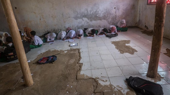 Siswa mengikuti kegiatan belajar mengajar di dalam kelas Sekolah Madrasah Ibtidaiyah Al-Fatwa Gelebug, Lebak, Banten, Senin (26/9/2022). Sebanyak 50 siswa mengikuti kegiatan belajar dengan kondisi dua ruang kelas rusak serta minimnya sarana dan prasarana seperti kursi, meja, dan buku berlangsung selama dua tahun hingga kini belum ada perhatian dari pemerintah setempat. ANTARA FOTO/Muhammad Bagus Khoirunas/hp.
