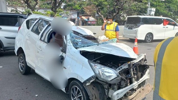 Mobil Toyota Calya terguling tewaskan 2 penumpang di Km 5+800 Tol JORR