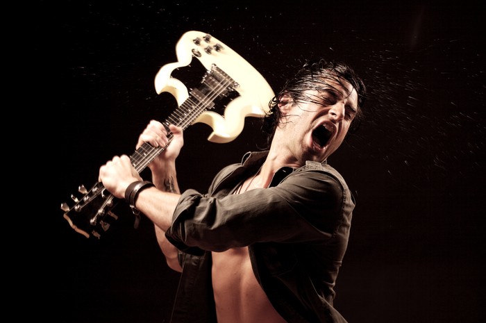 Musisi Banting Gitar Musisi Banting Gitar