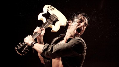 Para Musisi yang Ngamuk di Panggung: Cabut Tanpa Pamit-Banting Gitar