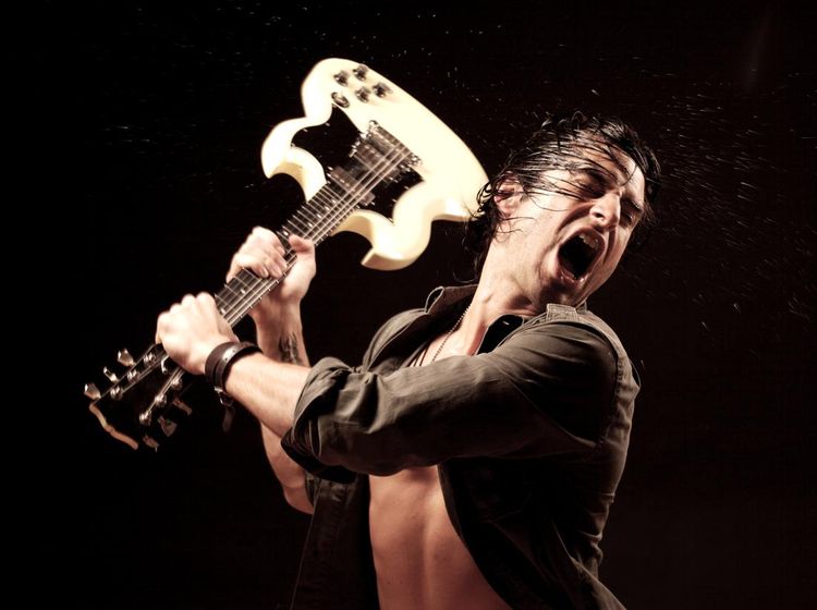 Para Musisi yang Ngamuk di Panggung: Cabut Tanpa Pamit-Banting Gitar