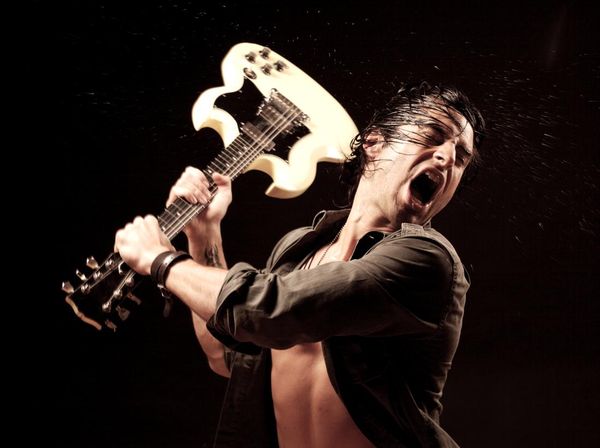 Para Musisi yang Ngamuk di Panggung: Cabut Tanpa Pamit-Banting Gitar