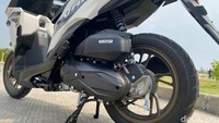 Dari sektor dapur pacu, Vario 125 masih menggunakan konstruksi mesin yang sama, yakni 125 cc 2 katup. Hanya saja AHM mengklaim sudah melakukan perbaikan pada outer plate CVT sehingga bisa mereduksi getaran. Foto: Muhammad Hafizh Gemilang/detikOto