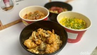 Ada Nasi Gurih Chicken Sambal Matah (Rp 30.000) juga tak kalah lezat. Menu ini berupa nasi gurih yang juga diracik dengan bumbu bebek dan disajikan dengan ayam karage dan sambal matah. Foto: detikcom