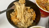 Kemudian ada menu Fettuccine Carbonara (Rp 33.000) yang tak kalah creamy. Pada menu pasta ini, kami memesan dengan topping chicken karage yang melimpah. Foto: detikcom