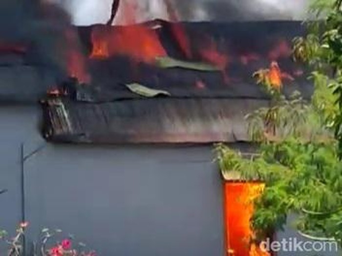 pabrik mebel di mojokerto terbakar