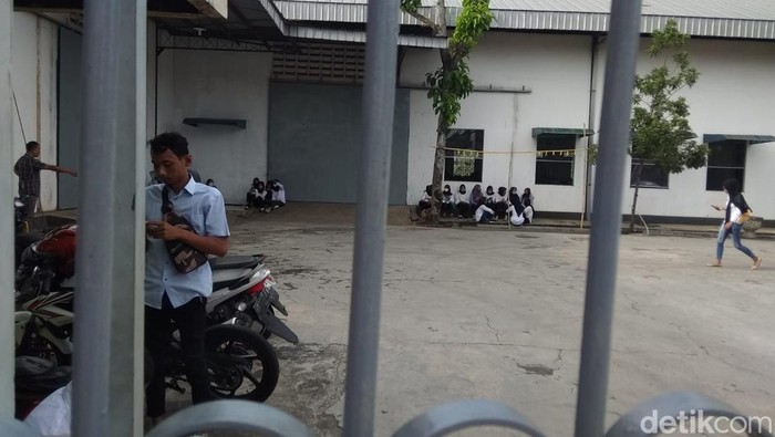 Pabrik PT WJL ditutup pemilik gedung gegara pihak pabrik belum melunasi uang sewa selama dua tahun.