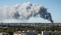 Kepulan asap hitam membubung dari lokasi kebakaran. Samuel Boivin/NurPhoto via Getty Images.