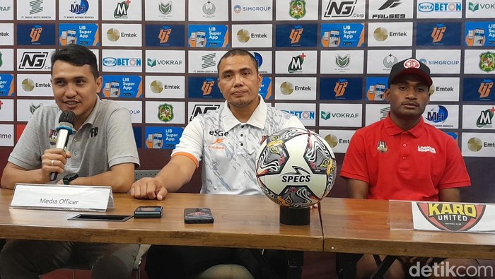 Pelatih Kiper Karo United, Sahari Gultom (tengah) dan pemain Harberd Akhova Sokoy (kanan) saat konferensi pers jelang laga lawan Sriwijaya FC.