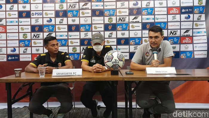 Pelatih Sriwijaya FC, Liestiadi (tengah) saat konferensi pers jelang laga melawan Karo United .