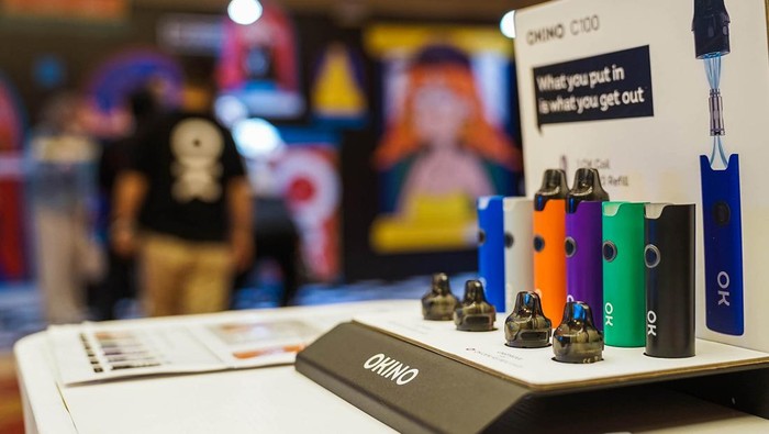 Penggunaan rokok elektrik di Indonesia terus meningkat. Asosiasi Personal Vaporizer Indonesia (APVI) memperkirakan bisnis ini sudah diganderungi 2,2 juta pengguna rokok elektrik (vape). 


Jumlah ini meningkat dari tahun lalu yang sebesar 1,5 juta. Pertumbuhan pasar tersebut seiring makin tingginya kesadaran perokok untuk mengonsumsi nikotin yang lebih aman. Asosiasi memperkirakan, potensi pasar vape di Indonesia bisa mencapai Rp 7,9 triliun.