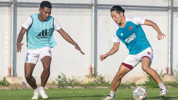 Pemain PSM Makassar Safrudin Tahar dan Kenzo Nambu lathan jelang menghadapi Persis Solo