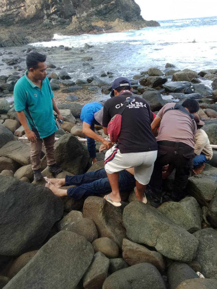 Pemancing asal Jakarta ditemukan meninggal dunia usai jatuh dari tebing di Pantai Semeti Lombok Tengah, Senin (26/9/2022).