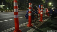 Pemasangan dilakukan pada dini hari agar mencegah terjadinya kemacetan di kawasan tersebut, selain itu juga ditujukan untuk keselamatan para pekerja.