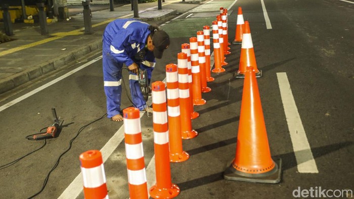 Pembatas Jalur Sepeda Dengan Stick Cone Petugas memasang stick cone atau pembatas jalur sepeda di jalan Salemba Raya, Jakarta, Senin (26/9/2022). Pemprov DKI Jakarta akan membangun jalur sepeda baru sepanjang 196,45 kilometer. Jalur sepeda itu tersebar di 26 ruas jalan.