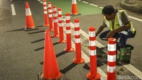 Para pekerja ini akan selesai bekerja hingga menjelang pagi, diketahui ribuan stick cone telah terpasang di Jalan Salemba Raya.
