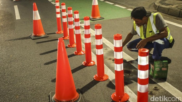 Petugas memasang stick cone atau pembatas jalur sepeda di jalan Salemba Raya, Jakarta, Senin (26/9/2022). Pemprov DKI Jakarta akan membangun jalur sepeda baru sepanjang 196,45 kilometer. Jalur sepeda itu tersebar di 26 ruas jalan.