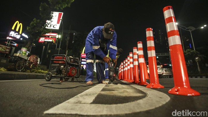 Pembatas Jalur Sepeda Dengan Stick Cone Petugas memasang stick cone atau pembatas jalur sepeda di jalan Salemba Raya, Jakarta, Senin (26/9/2022). Pemprov DKI Jakarta akan membangun jalur sepeda baru sepanjang 196,45 kilometer. Jalur sepeda itu tersebar di 26 ruas jalan.