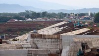 Konstruksi Bendungan Sadawarna mulai dikerjakan sejak kontrak November 2018 melalui dua paket pekerjaan, yakni Paket I Kerja Sama Operasi (KSO) PT. Wijaya Karya - PT Daya Mulia Turangga - PT Barata Indonesia dengan progres pengerjaan hingga 22 September 2022 mencapai 97% dan Paket II dikerjakan KSO PT. Nindya Karya – PT Adhi Karya dengan progres mencapai 96,5%.