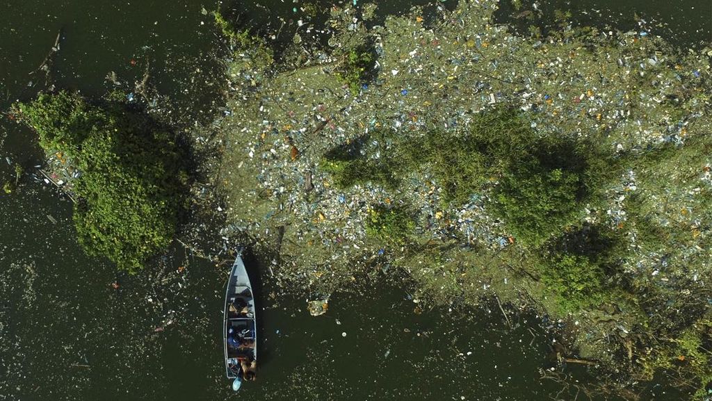 Penampakan Sampah Kotori Bendungan PLTA di El Salvador