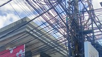 Lembaga Pemberdayaan Masyarakat (LPM) Kuta pada tahun 2021 silam sudah melakukan penertiban kepada kabel-kabel liar yang diduga tidak melakukan pendataan ke pihak LPM Kuta. Foto: Triwidiyanti  