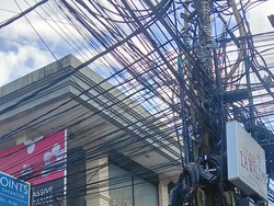 Lembaga Pemberdayaan Masyarakat (LPM) Kuta pada tahun 2021 silam sudah melakukan penertiban kepada kabel-kabel liar yang diduga tidak melakukan pendataan ke pihak LPM Kuta. Foto: Triwidiyanti  