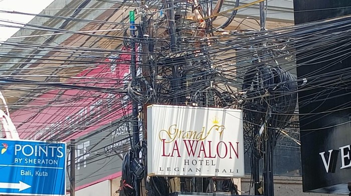 Penampakan sejumlah kabel di jalan Legian, Kuta Badung membuat pemandangan di kawasan ini makin semrawut, Senin (26/9/2022) Penampakan sejumlah kabel di jalan Legian, Kuta Badung membuat pemandangan di kawasan ini makin semrawut, Senin (26/9/2022)