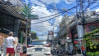 Ketua Lembaga Pemberdayaan Masyarakat (LPM) Kuta Putu Adnyana mengungkap kabel semrawut tersebut adalah terbanyak dari PLN dan provider (usaha jasa Internet). Foto: Triwidiyanti