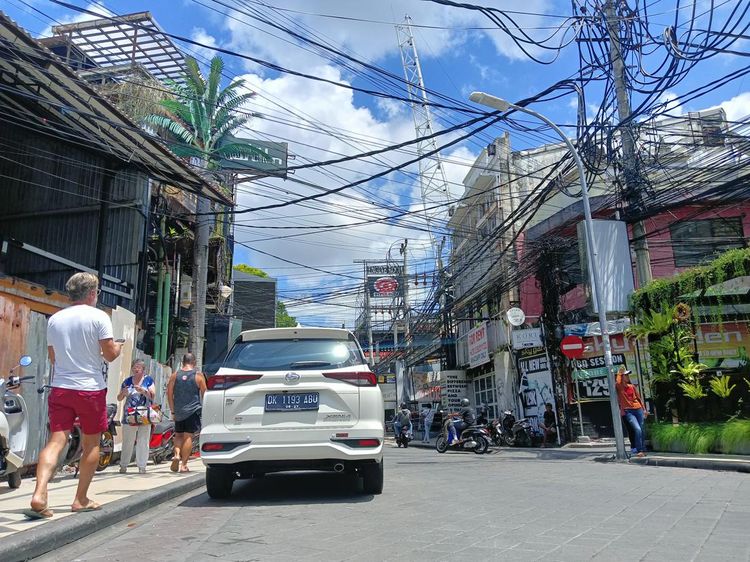 Potret Kabel Semrawut di Kuta, Nadi Pariwisata Tak Sedap Dipandang Mata