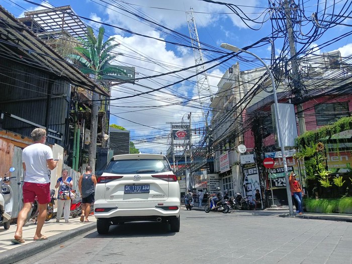 Penampakan sejumlah kabel di jalan Legian, Kuta Badung membuat pemandangan di kawasan ini makin semrawut, Senin (26/9/2022)