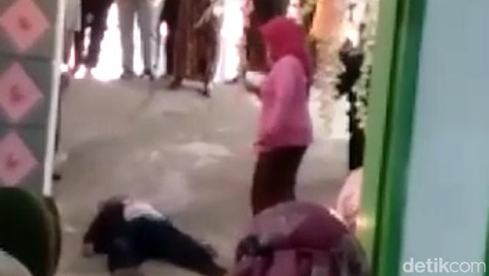 Tangkapan layar video penari entong ilir meninggal dunia saat acara temu pengantin (adat Jawa) dalam sebuah pesta pernikahan Desa Manjung Kecamatan Wonogiri Kota.