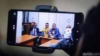 Roy Rening meminta Jokowi turut memahami kondisi kesehatan Lukas Enembe belum memungkinkan memenuhi panggilan KPK.