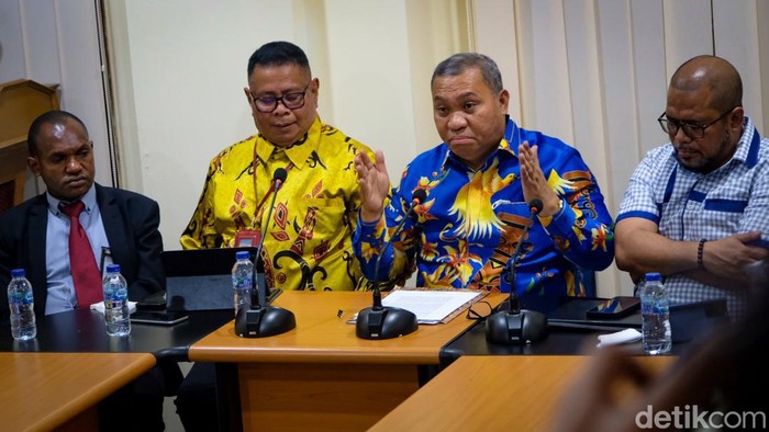 Pengacara Gubernur Papua Lukas Enembe menjawab permintaan Presiden Jokowi agar kliennya memenuhi panggilan KPK. Pengacara mengatakan Lukas Enembe masih sakit.