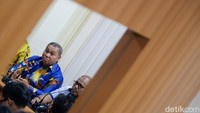 Selain itu, pihak pengacara mengklaim bahwa Lukas Enembe memiliki tambang emas di Papua. Sebelumnya, pimpinan KPK mengatakan bila kasus bisa dihentikan jika Lukas bisa membuktikan sumber uang ratusan miliar yang ditemukan PPATK.