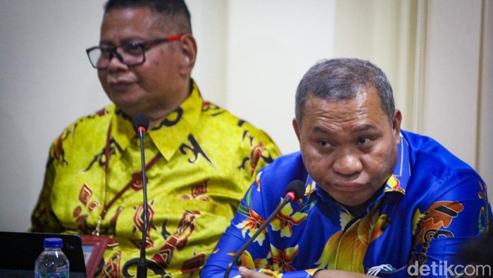 Pengacara Gubernur Papua Lukas Enembe menjawab permintaan Presiden Jokowi agar kliennya memenuhi panggilan KPK. Pengacara mengatakan Lukas Enembe masih sakit.