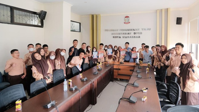 Pengurus OSIS SMPN 6 Makassar berkunjung ke kantor DPRD Makassar.