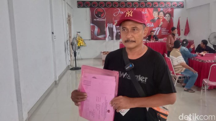 Penjual ikan mendaftarkan diri dalam penjaringan bakal calon anggota DPRD Lamongan PDI Perjuangan.