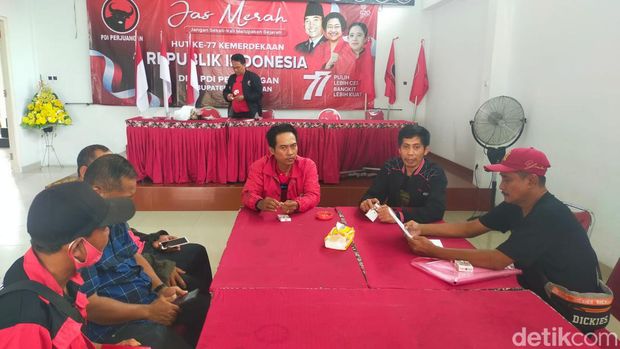 Penjual ikan mendaftarkan diri dalam penjaringan bakal calon anggota DPRD Lamongan PDI Perjuangan.