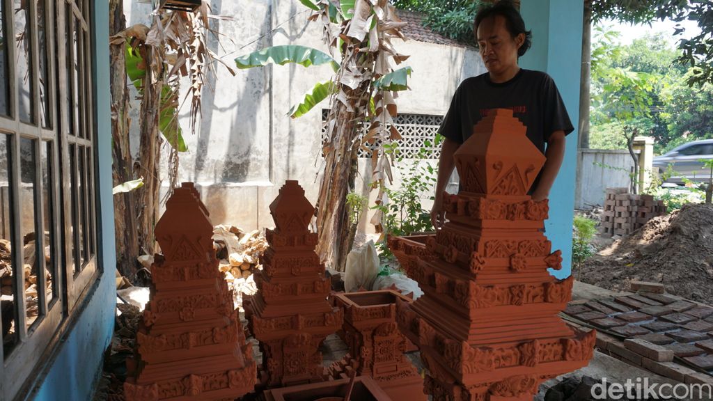 Perajin candi dari tanah liat di Trowulan, Mojokerto