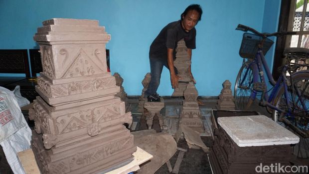 Perajin candi dari tanah liat di Trowulan, Mojokerto