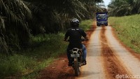 Awang banyak bekerja di luar ruangan untuk menjemput nasabah, tak peduli berbagai medan yang harus dilalui bahkan hingga harus ke ujung negeri.