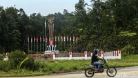 Awang mengatakan lebih sering menemui nasabah usai magrib karena mayoritas merupakan petani yang sulit ditemui saat siang hari di rumah.