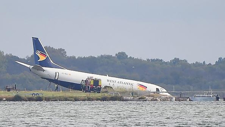 Pesawat Prancis tergelincir TOPSHOT - This photograph shows an Aeropostale Boeing 737 after it overran the runway during its landing phase at night at Montpellier airport, on September 24, 2022. - The airport of Montpellier has been closed for an indefinite period of time after a cargo plane went off the runway during the night while landing without causing any injuries, the prefecture of Herault announced on September 24, 2022. (Photo by Sylvain THOMAS / AFP) (Photo by SYLVAIN THOMAS/AFP via Getty Images)