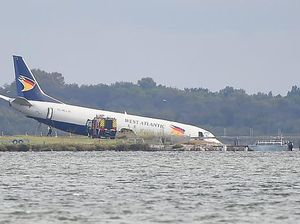 Potret Pesawat Tergelincir Nyaris Masuk Danau di Prancis