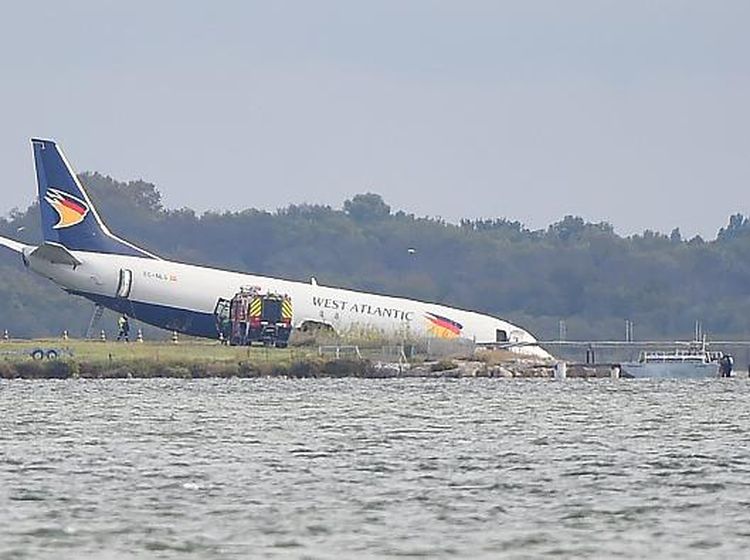 Potret Pesawat Tergelincir Nyaris Masuk Danau di Prancis