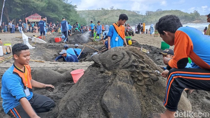 Peserta festival patung pasir di Pantai Serang, Blitar