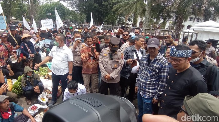 Petani yang tergabung dalam Asosiasi Pengelola Perhutanan Sosial Indonesia (AP2SI) Jabar berunjuk rasa di depan Gedung Sate, Kota Bandung.